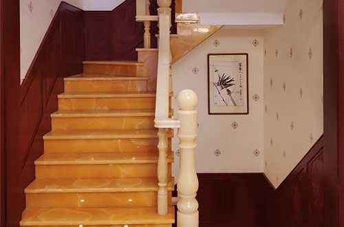 鼎湖中式别墅室内汉白玉石楼梯的定制安装装饰效果