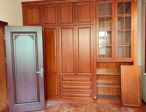 鼎湖中式家庭装修里定制的实木衣柜效果图